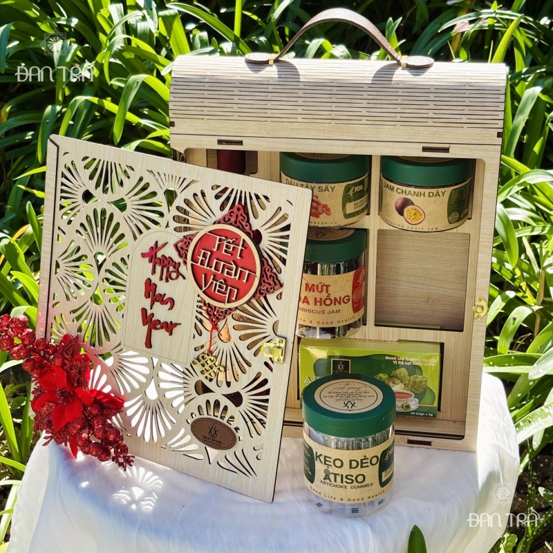 Giỏ quà Đà Lạt kèm tag thương hiệu doanh nghiệp