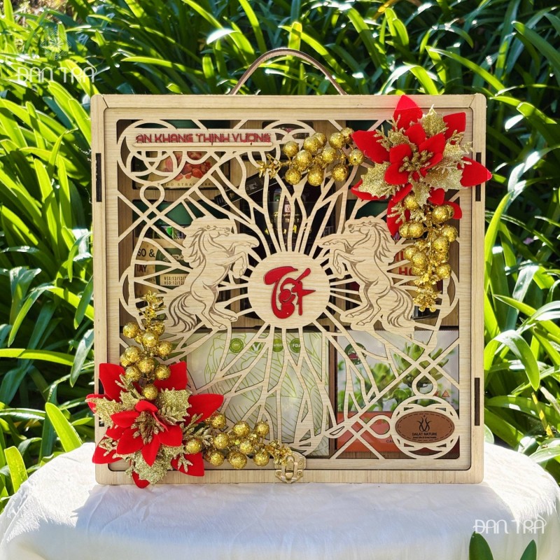 Giỏ quà Tết Đà Lạt vuông đủ đầy kèm tag thương hiệu doanh nghiệp