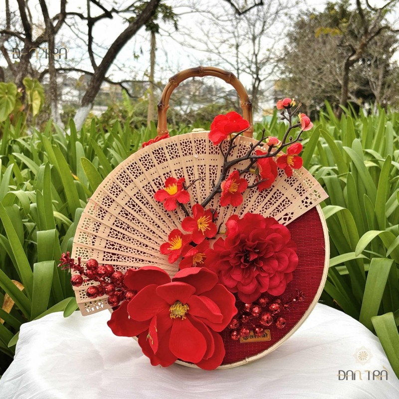 Giỏ tre tròn quai trúc đính họa đỏ cao cấp