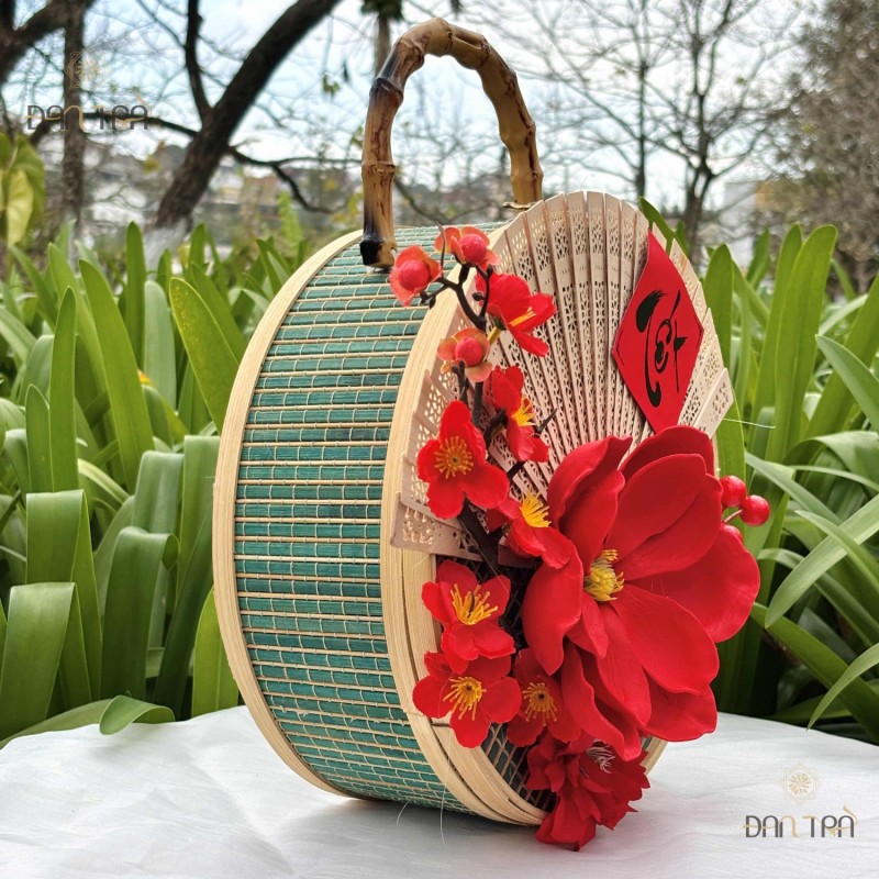 Giỏ tre tròn quai trúc đính họa đỏ cao cấp thumb