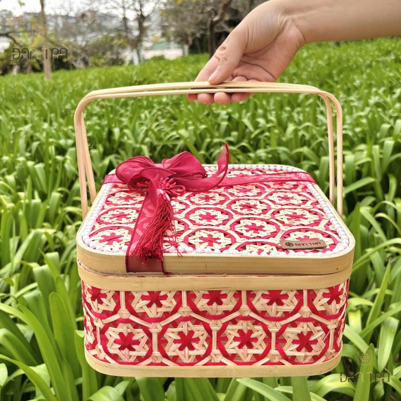 Giỏ tre vuông đựng quà hoa thị đỏ