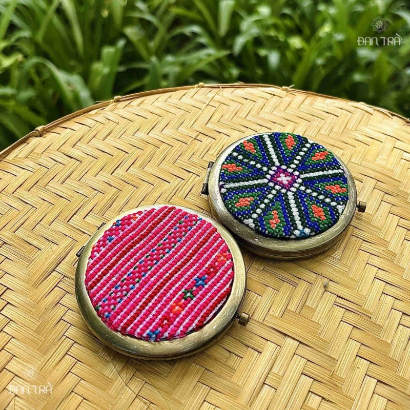 Gương thổ cẩm