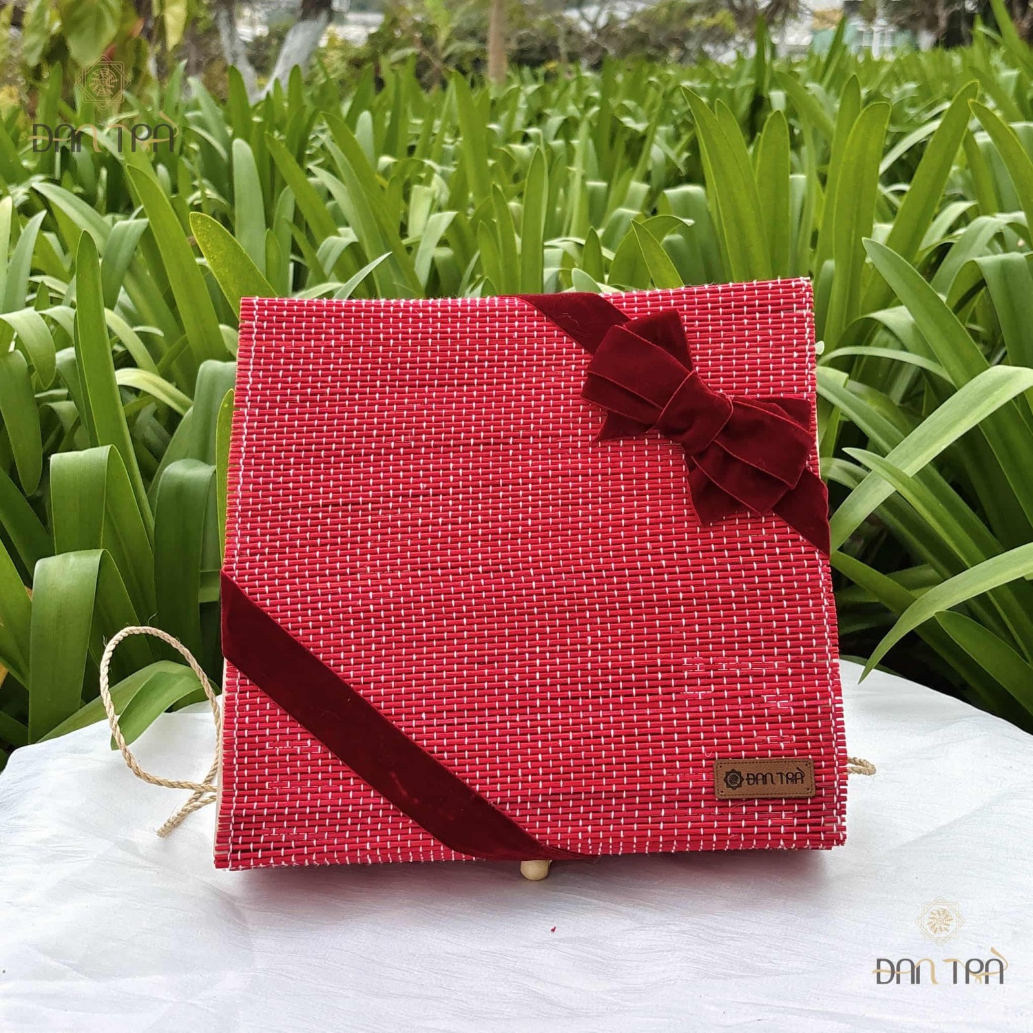 Giỏ tre vuông đựng quà hoa thị đỏ