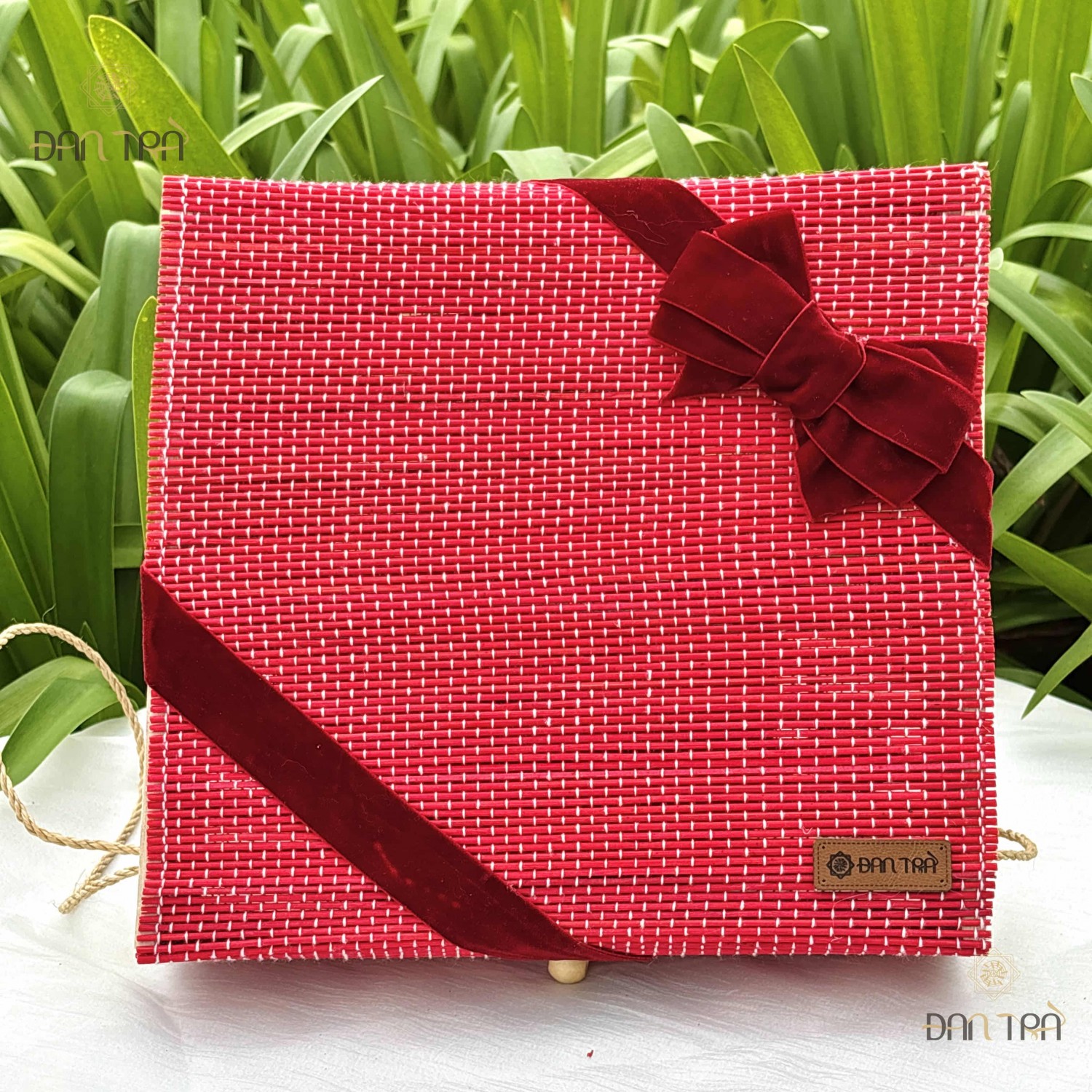 Giỏ tre vuông đựng quà hoa thị đỏ