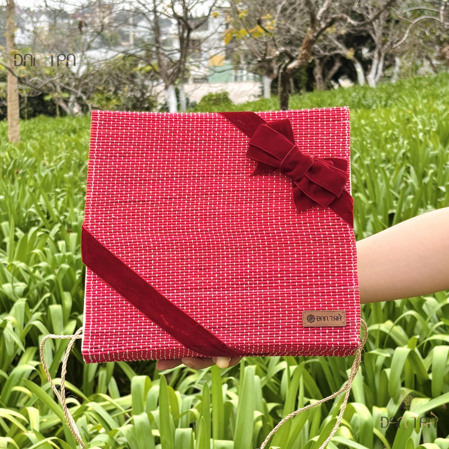 Giỏ tre vuông đựng quà hoa thị đỏ