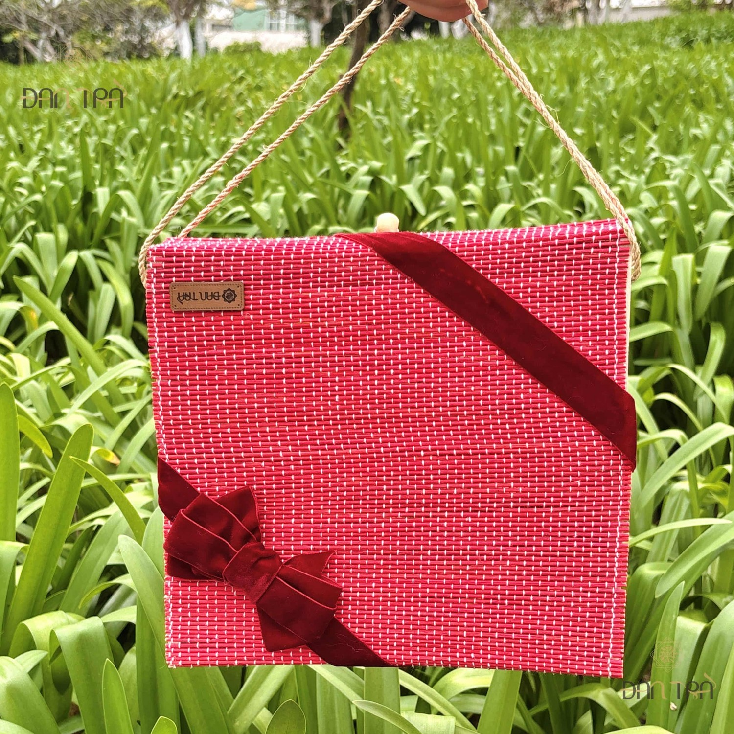 Giỏ tre vuông đựng quà hoa thị đỏ