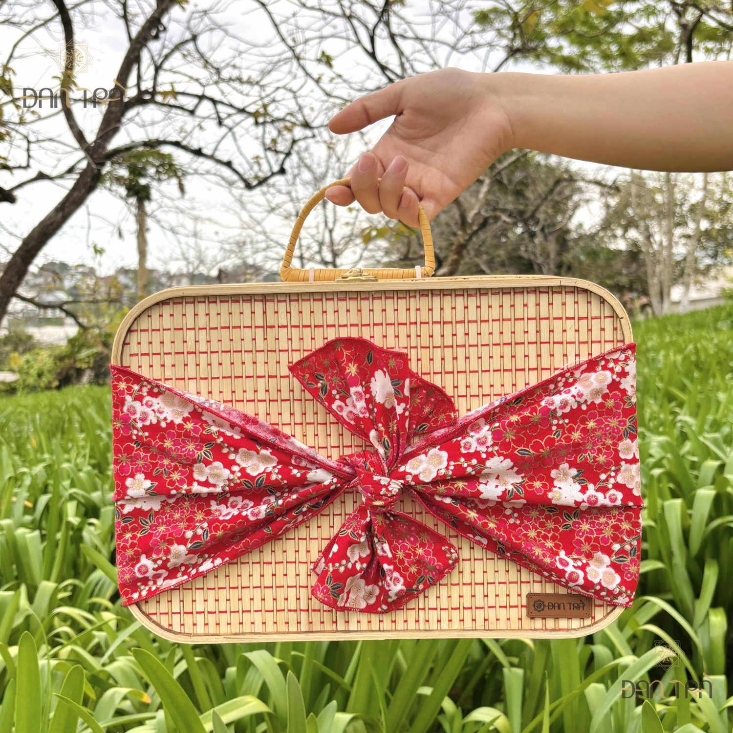 Giỏ tre vuông đựng quà hoa thị đỏ