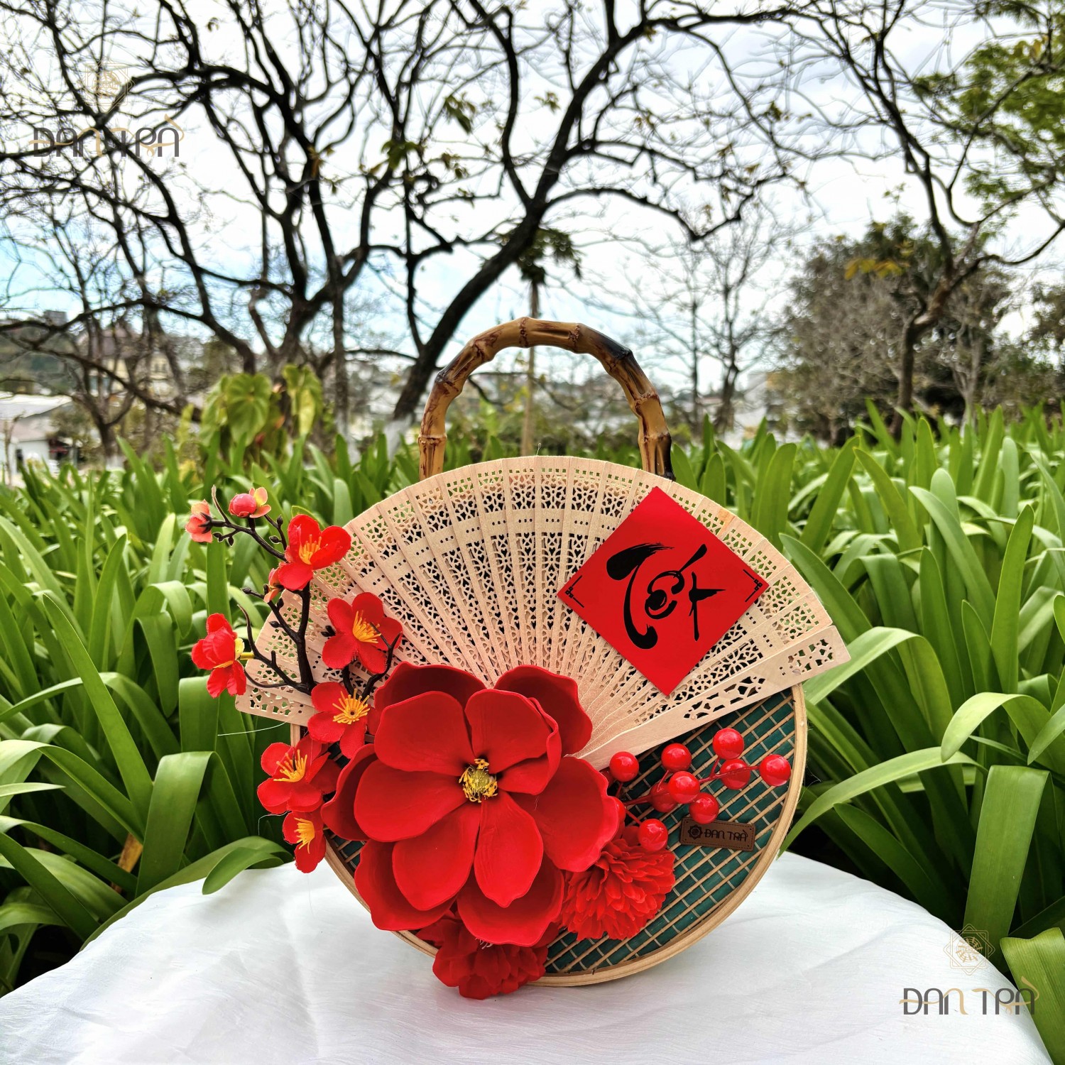 Giỏ tre tròn quai trúc đính họa đỏ cao cấp