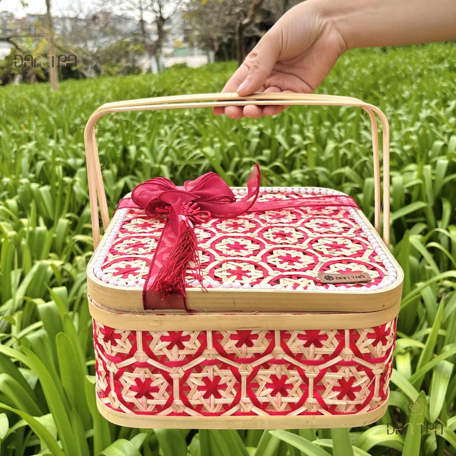 Giỏ tre vuông đựng quà hoa thị đỏ