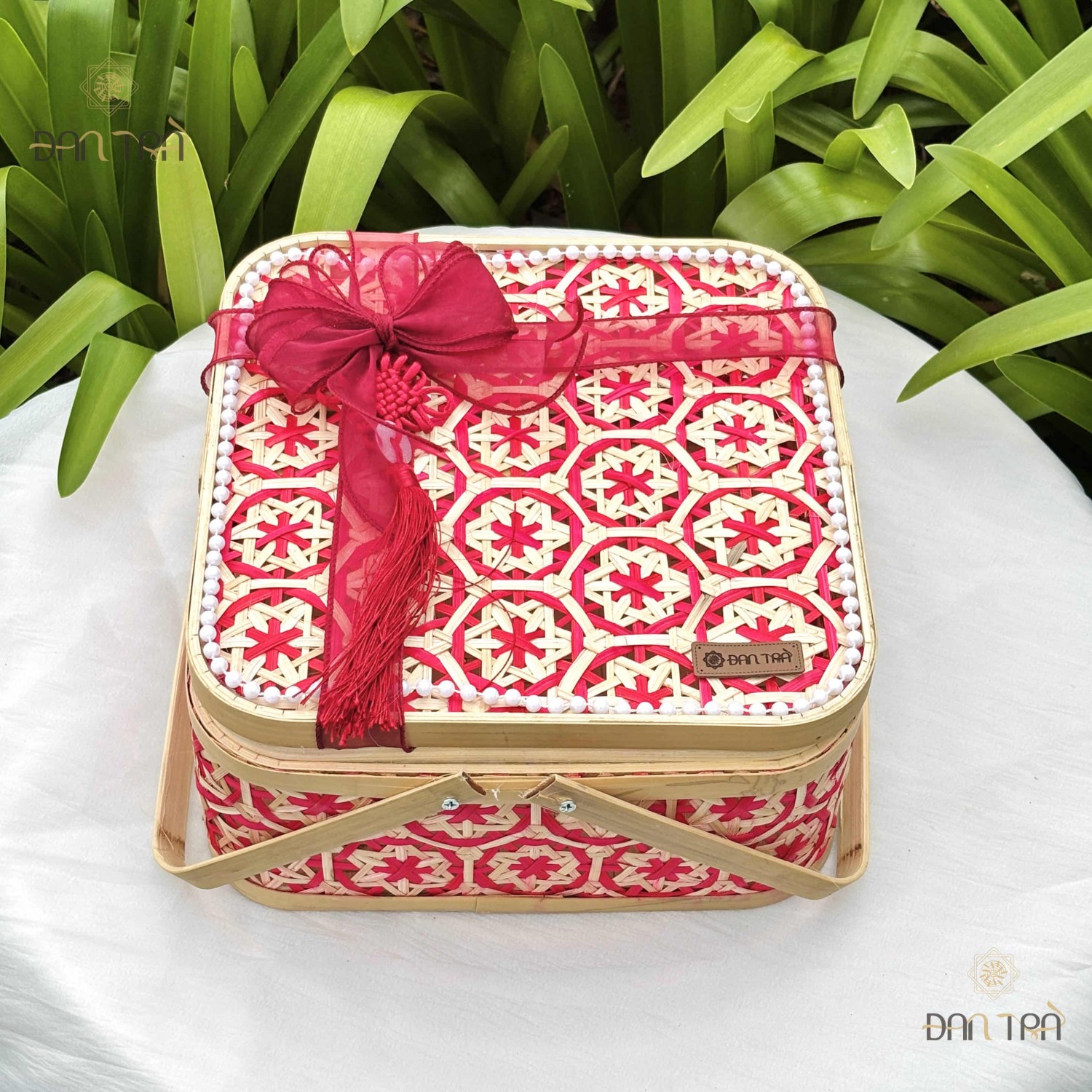 Giỏ tre vuông đựng quà hoa thị đỏ