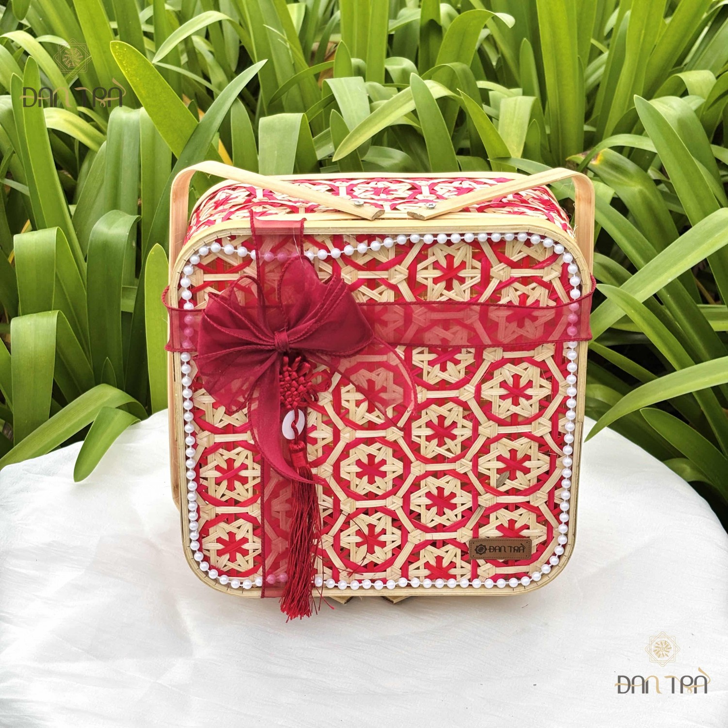 Giỏ tre vuông đựng quà hoa thị đỏ