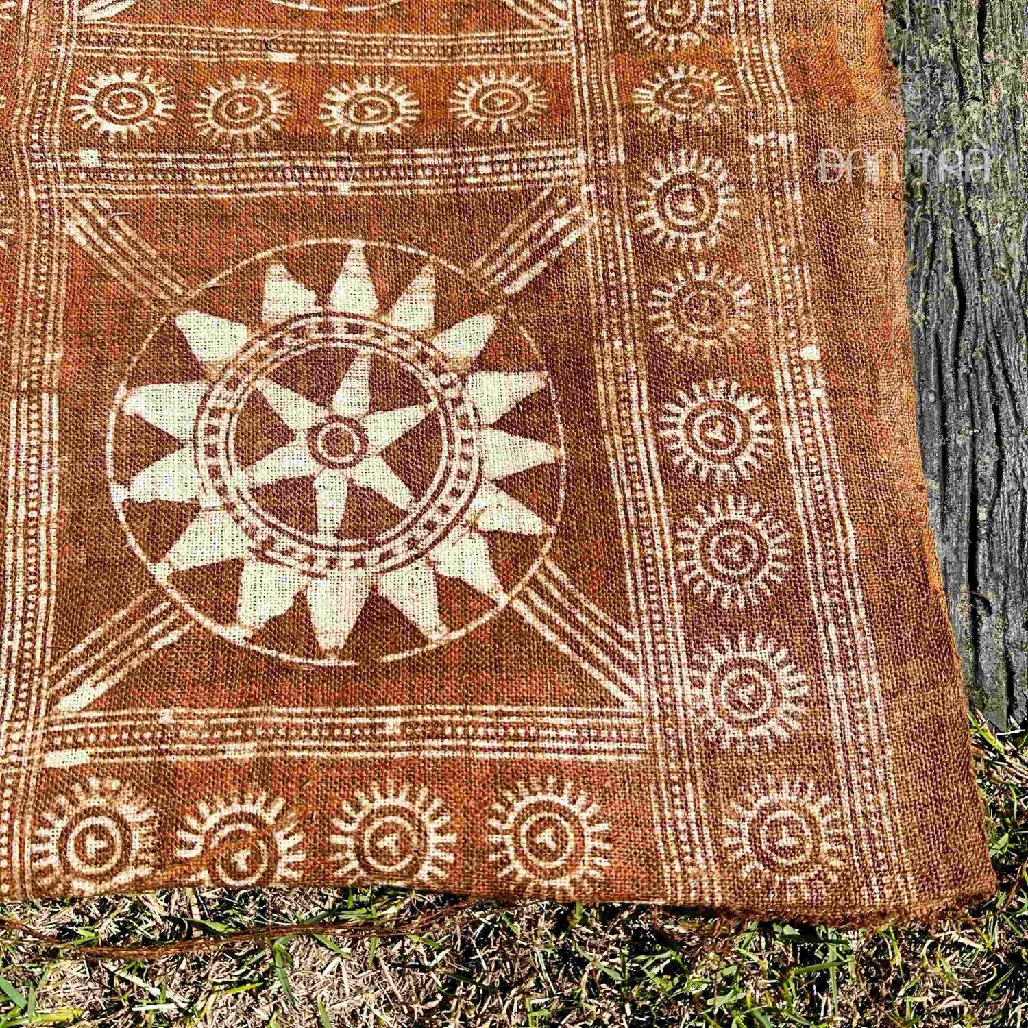 Tấm vải thổ cẩm họa tiết từ củ nâu