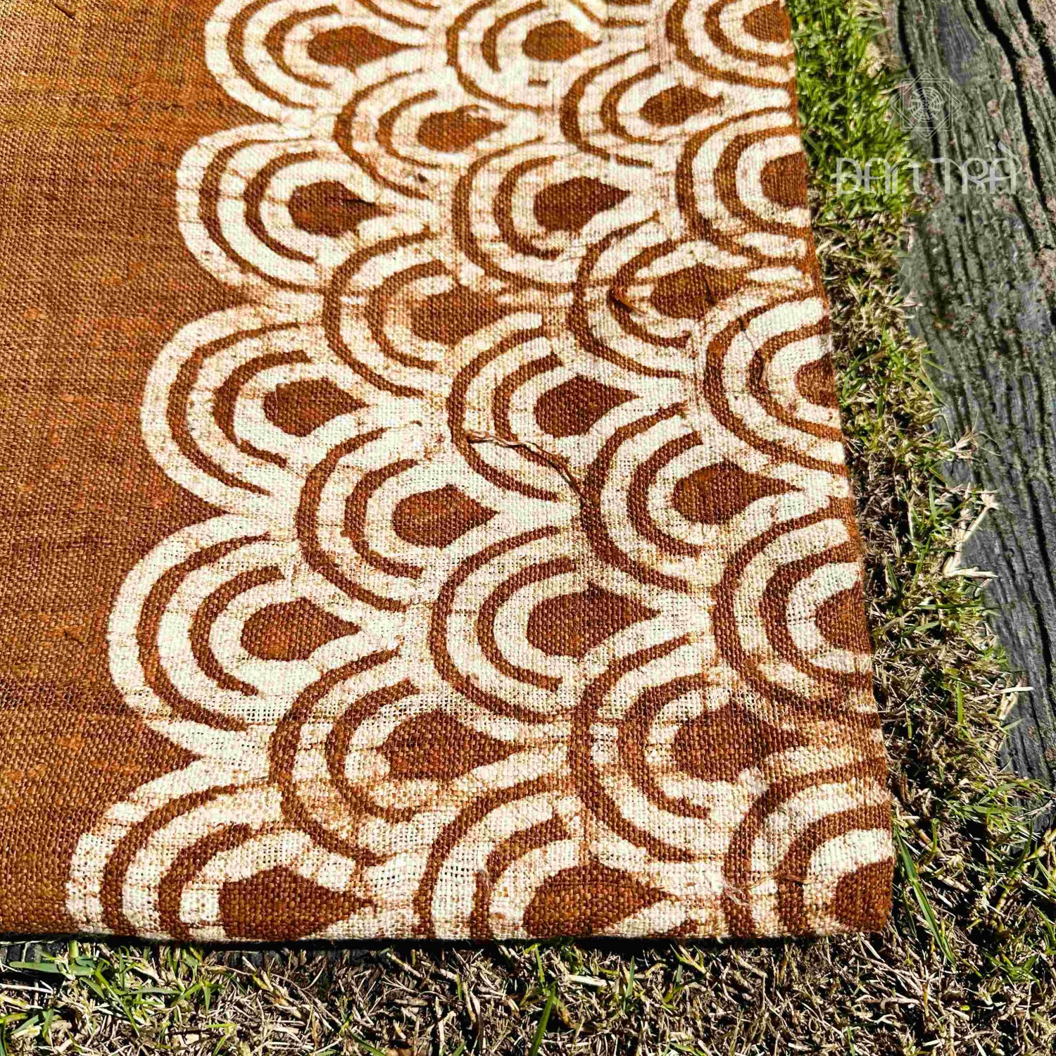 Tấm vải thổ cẩm họa tiết từ củ nâu